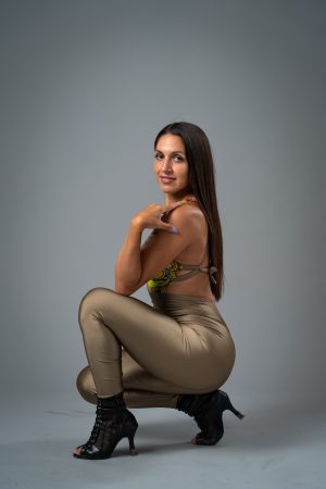 Mono estampado con pantalón dorados - Imagen 4