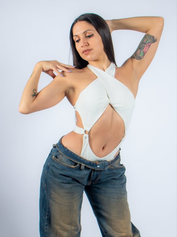 Body Blanco de Bachata con Diseño Cruzado – Sensualidad y Movimiento